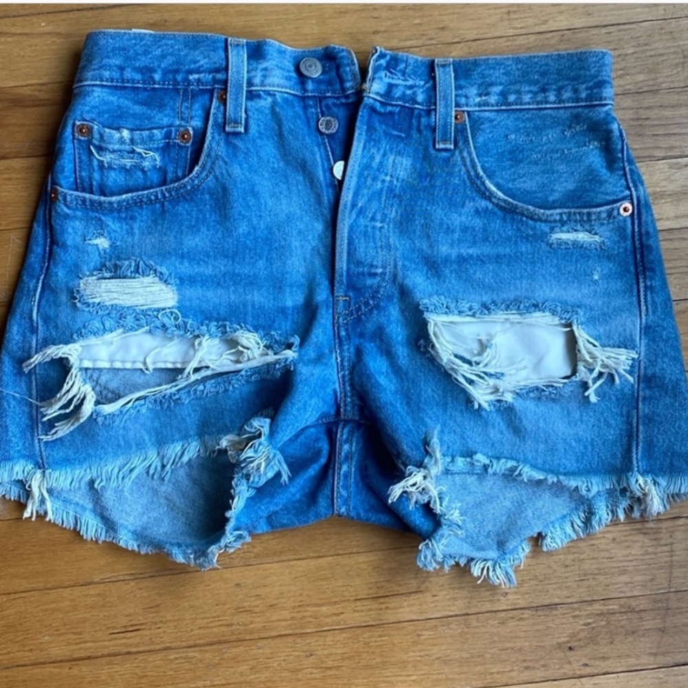 Women's 501 Levi's light wash ripped shorts.